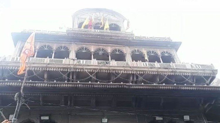 बांके बिहारी मंदिर : 50 साल से मंदिर में बंद है बिहारीजी का खजाना, तहखाने में छिपा है राज
