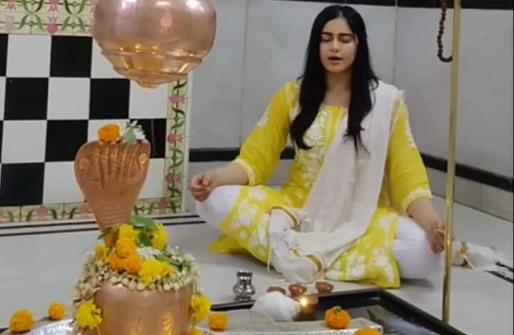 'द केरला स्टोरी' के विवाद के बीच अदा शर्मा ने मंदिर में गाया शिव तांडव, मिनटों में वायरल वीडियो