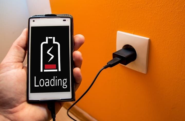 चार्जिंग में लगे स्मार्टफोन को लेकर हैं लापरवाह! जानें इस दौरान क्या करें और क्या न करें