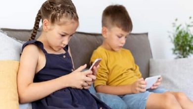 बच्चों को मोबाइल पर वीडियो देखने की पड़ गई है आदत? इन तरीकों से कर सकते हैं फोन को दूर