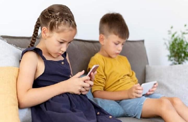 बच्चों को मोबाइल पर वीडियो देखने की पड़ गई है आदत? इन तरीकों से कर सकते हैं फोन को दूर