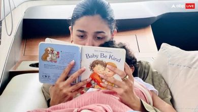 Alia Bhatt shares lovely picture with daughter Raha Kapoor goes viral on social media बेबी राहा को स्टोरी सुनाती दिखीं मॉम आलिया भट्ट, फैंस के साथ शेयर की बेहद प्यारी तस्वीर
